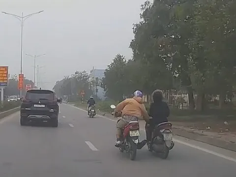 Clip nam thanh niên đi xe máy cướp điện thoại người phụ nữ đi đường