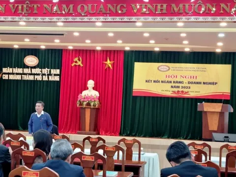 Doanh nghiệp vay tiền trả nợ lương cho công nhân mà còn bị ngân hàng ép mua bảo hiểm?