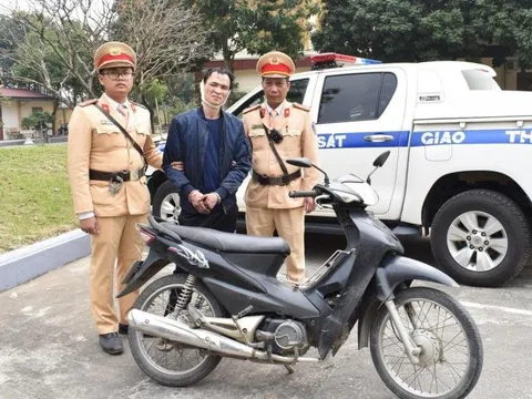 Bắt đối tượng lao ra giữa đường, cướp xe máy nữ sinh