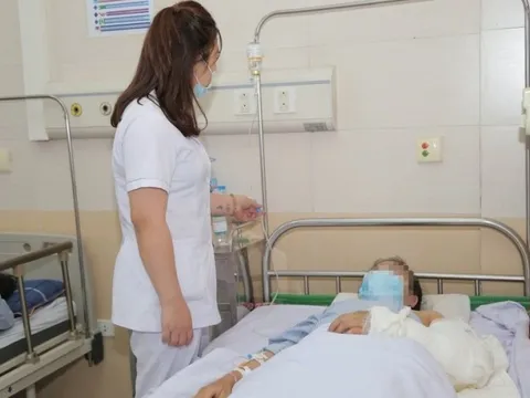 Hà Nội: Người phụ nữ bị máy ép cuốn dập nát cánh tay