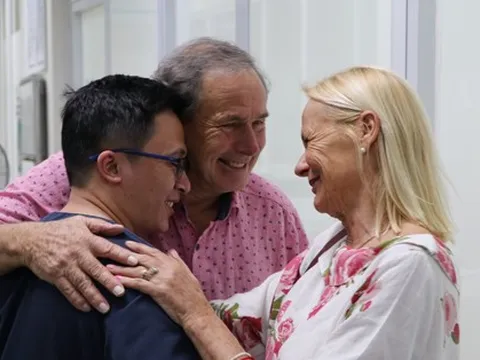 Nữ y tá người Anh mắc COVID-19 cùng chồng trở lại Việt Nam cảm ơn bác sĩ