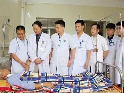 Hy hữu cụ ông được cứu sống do cây sắt đâm vào cổ, xuyên xuống phổi