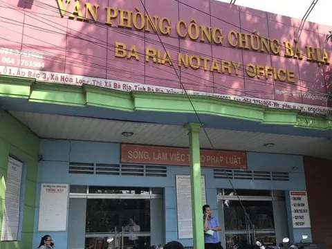 Mang sổ đỏ giả đến phòng công chứng để giao dịch thì bị báo công an