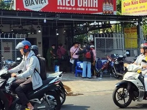 Khám nghiệm hiện trường vụ người đàn ông bị đâm chết trong quán nhậu ở TP.HCM