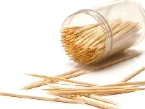 Bị tăm nhọn xuyên thủng bụng nhưng không biết