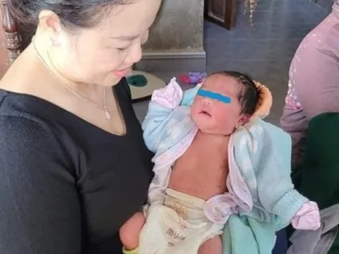 Thừa Thiên- Huế: Phát hiện bé trai sơ sinh bị bỏ rơi ở bụi tre