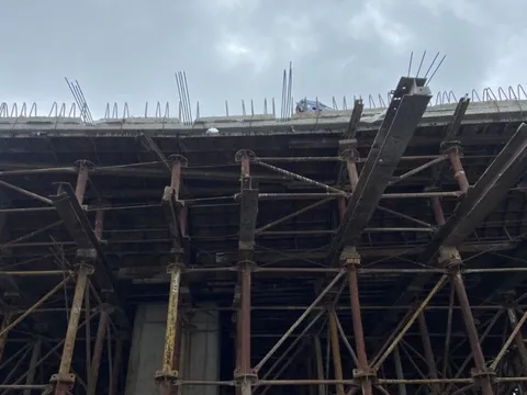 Khánh Hòa: Thanh thép từ công trình xây dựng rơi trúng người đi đường