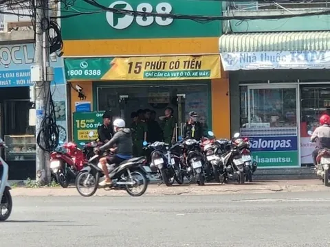 Nhiều công an xuất hiện tại một điểm giao dịch của F88 ở Sóc Trăng