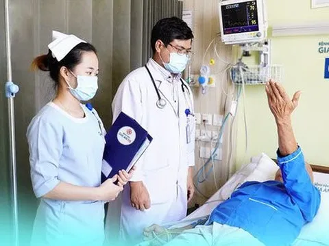 Giây phút cứu cụ ông tưới cây rồi ngã trên sân thượng