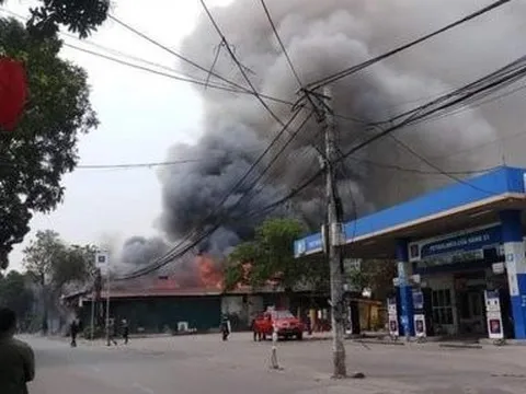 Hà Nội: Cháy kho phế liệu cạnh cây xăng, cột khói bốc cao hàng trăm mét