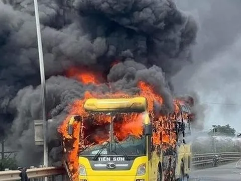 Xe giường nằm bốc cháy trên QL1A, 40 khách thoát chết trong gang tấc