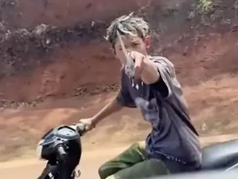 Xử lý nam thiến niên vừa lái xe vừa cầm kiếm sắt đe dọa tài xế xe tải