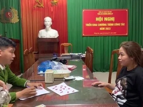 Huế: Bắt quả tang nữ quái tàng trữ hàng trăm viên ma tuý hồng phiến