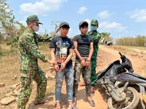 Bắt hai kẻ gom tiền vượt biên mua ma túy về sử dụng