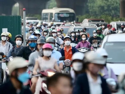 Dân khổ sở vượt đường bị quây tôn ở Hà Nội: Vì sao không dùng hàng rào di động?