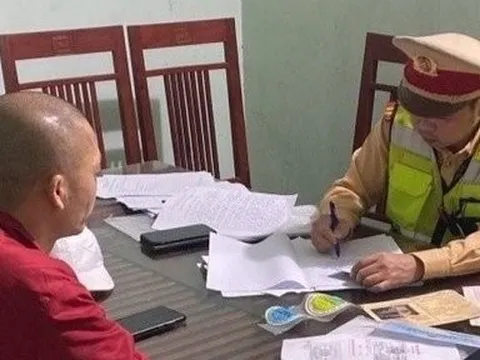 Xe hết hạn đăng kiểm, tài xế lên mạng mua tem giả 1,5 triệu đồng