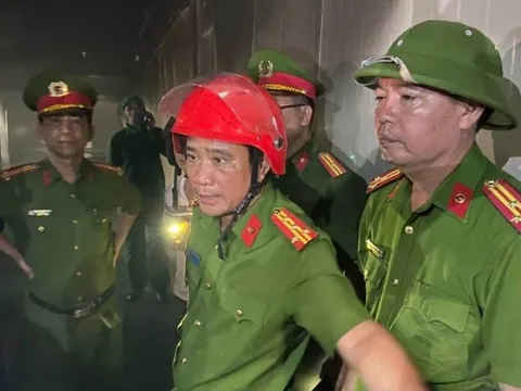 Ảnh: Cảnh sát “vật lộn” với đám cháy lớn tại nhà máy làm bánh gạo