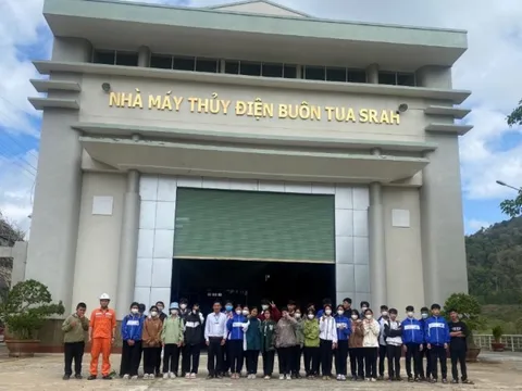Đoàn học sinh tham quan, hướng nghiệp tại nhà máy thủy điện Buôn Tua Srah