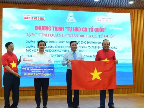 Chương trình 'Tự hào cờ Tổ quốc' tặng Quảng Trị 25.000 lá cờ Tổ quốc