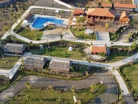 Bị xử phạt vì xây dựng nhiều hạng mục trái phép, trang trại ngựa vẫn hoạt động rầm rộ