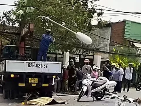 Đồng Nai: Xe tải tông gãy trụ điện khiến 2 người tử vong