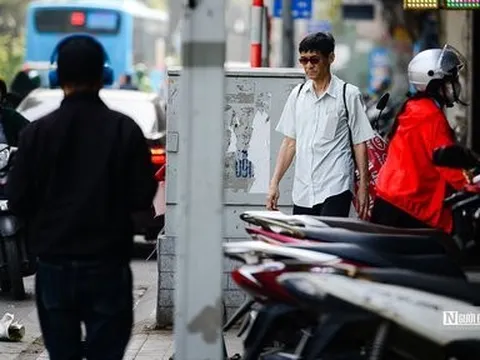 Hà Nội: Người đi bộ luồn lách tránh gốc cây và bốt điện trên vỉa hè