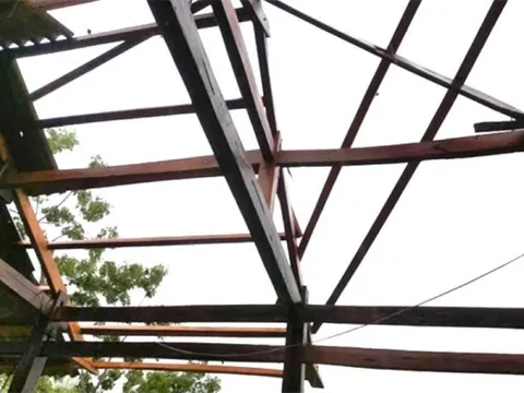 Yên Bái: 46 ngôi nhà bị tốc mái, sập đổ do lốc xoáy