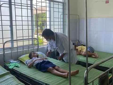 Những bất thường trong vụ hàng chục học sinh ngộ độc sau khi nhận bóng bay của người lạ