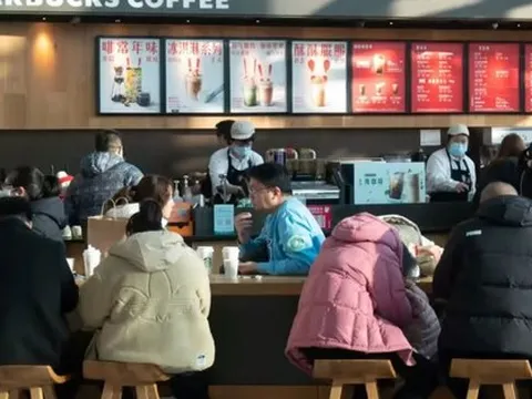 Cơn đau đầu của Starbucks: Khách hàng chỉ 'tự thưởng' ly cà phê giá 100.000 đồng 1 lần/tuần, chịu thua trước những chuỗi bán giá 17.000 đồng/ly