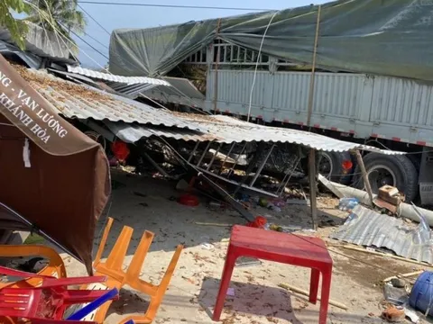 Ba người bị thương trong vụ tai nạn xe tải tông vào nhà dân