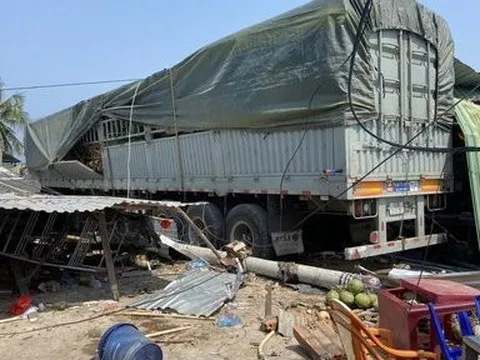 Xe tải tông vào quán cà phê và nhà dân, nhiều người bị thương