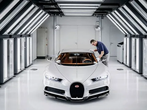 Bugatti tiết lộ thời gian sơn thủ công một chiếc xe triệu đô của mình