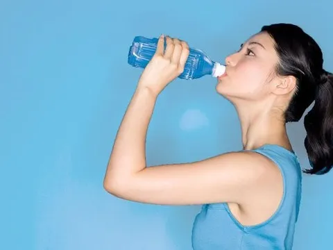 Sự thật về thói quen uống nước tăng lực để bù nước vào mùa hè