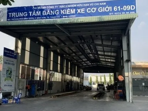 Công an khám xét Trung tâm đăng kiểm xe 61-09D ở Bình Dương