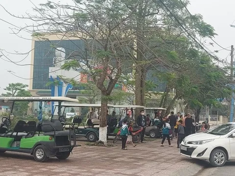 Siết chặt xe điện: Cần chấm dứt hành vi cho con nghỉ học để phản đối