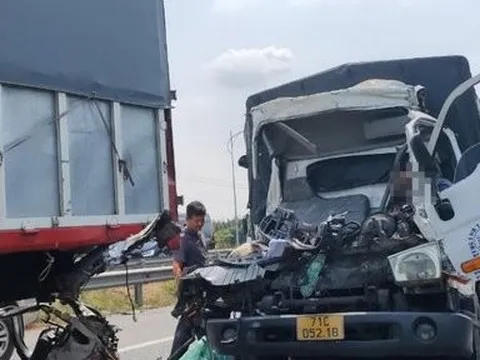 Xe tải biến dạng sau va chạm kinh hoàng trên cao tốc Long Thành – TP.HCM