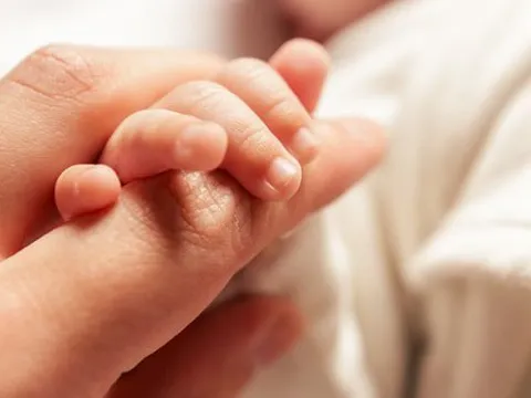 Từ vụ "sản phụ nhí" 13 tuổi sinh con: Chuyên gia cảnh báo 3 nguy cơ khi trẻ làm mẹ sớm