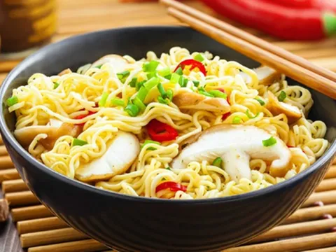 Ăn sáng bằng mì tôm có nên không?