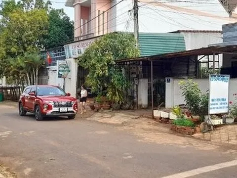 Phát hiện bé trai sơ sinh 7 ngày tuổi bị bỏ rơi trước nhà dân