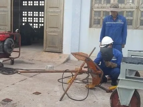 Hỗ trợ khắc phục sự cố gãy neo cho tàu cá ngư dân tỉnh Ninh Thuận