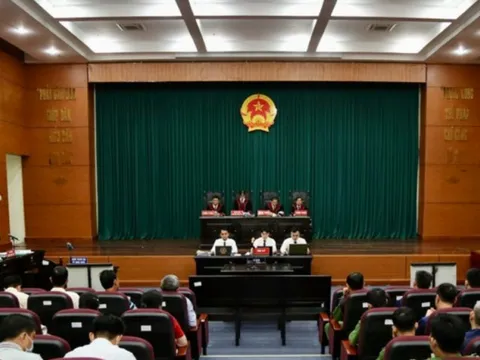 Mở lại phiên xử vụ án buôn lậu 200 triệu lít xăng dầu xuyên quốc gia