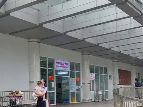 Đang chơi trước nhà, cháu bé 5 tuổi bị xe cán qua người