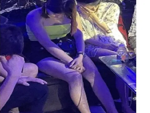 Quảng Nam: Bắt dàn "hotgirl" ăn mặc khêu gợi cùng nam giới phê ma túy trong quán karaoke