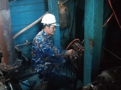 Giúp đỡ tàu cá ngư dân khắc phục sự cố hỏng hệ thống lọc nhiên liệu