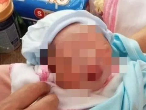 Bé trai sơ sinh bị bỏ rơi bên đống rác