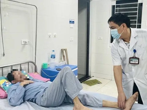 Hút thuốc lá nhiều năm, người đàn ông suýt liệt vì tắc mạch chi