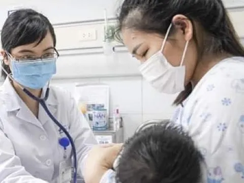 Bố mẹ chủ quan, trẻ sơ sinh mắc thuỷ đậu bị biến chứng viêm phổi nặng