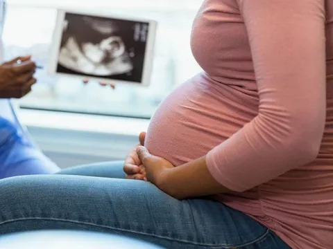 Bà nội 51 tuổi thấy trong bụng 'động đậy', đi khám phát hiện mình mang thai