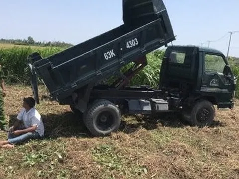 Khởi tố người đàn ông điều khiển xe tải chở đất lao vào công an