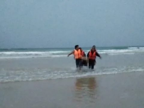 Khánh Hòa: Rủ nhau tắm biển, 2 học sinh chết đuối, 1 mất tích